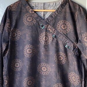 Women's Long Sleeve V-Neck Floral Top in Dark Gray and Brown